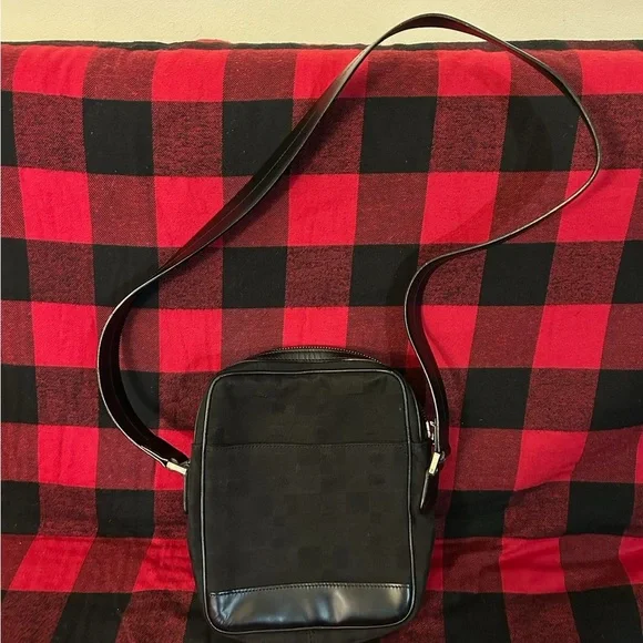 Bally Black Messenger Bag with Strap and Sleek Design - Picture 4 of 4